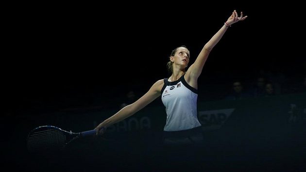 Česká tenistka Karolína Plíšková podává v zápase s Polkou Agnieszkou Radwaňskou na Turnaji mistryň. Česká tenistka Karolína Plíšková podává v zápase s Polkou Agnieszkou Radwaňskou na Turnaji mistryň.