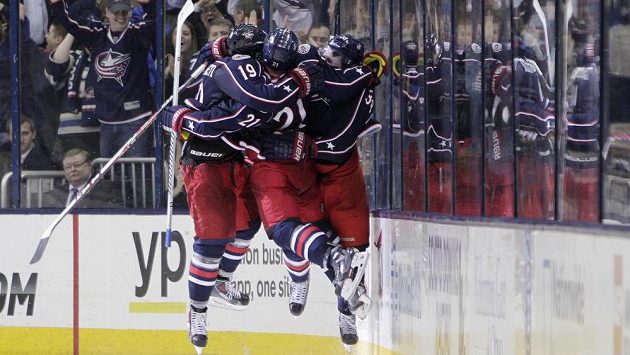Hokejisté Columbusu slaví v prodloužení vítězný gól proti Phoenixu. Zleva Ryan Johansen (autor branky), James Wisniewski a Boone Jenner. Hokejisté Columbusu slaví v prodloužení vítězný gól proti Phoenixu. Zleva Ryan Johansen (autor branky), James Wisniewski a Boone Jenner.