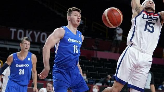 Ondřej Sehnal (vlevo) během zápasu se Spojenými státy na olympijském turnaji. Na fotografii s Devinem Bookerem (uprostřed) a Davidem Jelínkem. Ondřej Sehnal (vlevo) během zápasu se Spojenými státy na olympijském turnaji. Na fotografii s Devinem Bookerem (uprostřed) a Davidem Jelínkem.