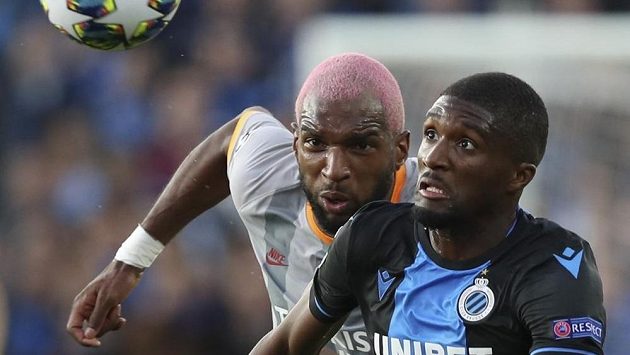 Ryan Babel (vlevo) z Galatasaray a Clinton Mata z Brugg. Ryan Babel (vlevo) z Galatasaray a Clinton Mata z Brugg.