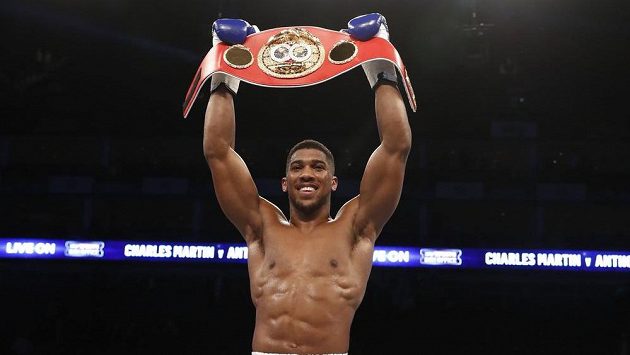 Britský boxer Anthony Joshua s pásem pro vítěze organizace IBF. Britský boxer Anthony Joshua s pásem pro vítěze organizace IBF.