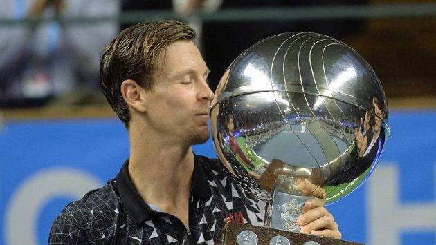 Český tenista Tomáš Berdych se raduje z trofeje pro vítěze turnaje ve Stockholmu. Český tenista Tomáš Berdych se raduje z trofeje pro vítěze turnaje ve Stockholmu.