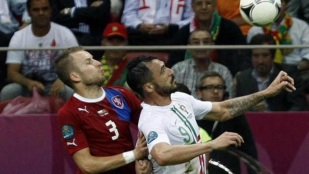 Michal Kadlec z týmu Česka (v červeném) a Hugo Almeida z Portugalska ve čtvrtfinále ME 2012 ve Varšavě. Michal Kadlec z týmu Česka (v červeném) a Hugo Almeida z Portugalska ve čtvrtfinále ME 2012 ve Varšavě.