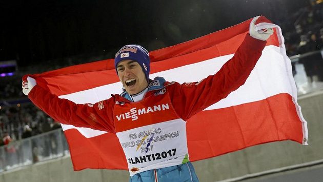 Rakušan Stefan Kraft oslavuje v Lahti zisk titulu mistra světa na středním můstku. Rakušan Stefan Kraft oslavuje v Lahti zisk titulu mistra světa na středním můstku.