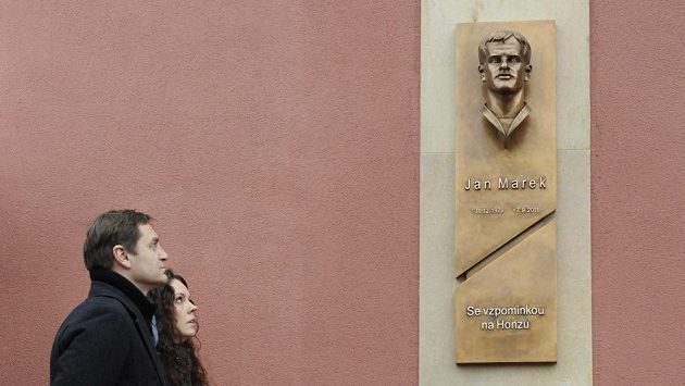 Hokejová Sparta odhalila u vchodu do Tipsport Areny v Praze pamětní bustu tragicky zesnulého útočníka Jana Marka. Na snímku je vdova Lucie Marková se synem Janem a předseda představenstva Sparty Petr Bříza. Hokejová Sparta odhalila u vchodu do Tipsport Areny v Praze pamětní bustu tragicky zesnulého útočníka Jana Marka. Na snímku je vdova Lucie Marková se synem Janem a předseda představenstva Sparty Petr Bříza.