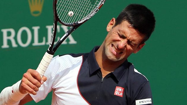 Novak Djokovič během zápasu s Rogerem Federerem. Novak Djokovič během zápasu s Rogerem Federerem.