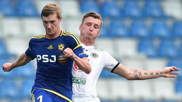 Petr Mareš (vpravo) ještě v dresu Hradce Králové v souboji s Petrem Hronkem z Jihlavy. Petr Mareš (vpravo) ještě v dresu Hradce Králové v souboji s Petrem Hronkem z Jihlavy.