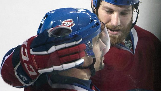 Brandon Prust (8) z Montrealu gratuluje svému spoluhráči Tomáši Plekancovi, který zařídil dvěma góly výhru nad Columbusem. Brandon Prust (8) z Montrealu gratuluje svému spoluhráči Tomáši Plekancovi, který zařídil dvěma góly výhru nad Columbusem.