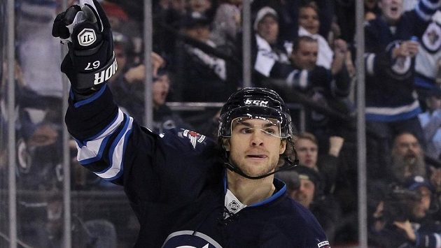 Útočník Winnipegu Michael Frolík se raduje ze vstřelené branky. Útočník Winnipegu Michael Frolík se raduje ze vstřelené branky.