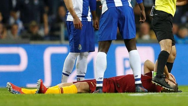 Útočník AS Řím Edin Džeko leží na zemi během osmifinále Ligy mistrů proti FC Porto. Útočník AS Řím Edin Džeko leží na zemi během osmifinále Ligy mistrů proti FC Porto.