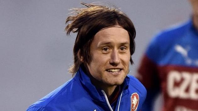 Kapitán národního týmu Tomáš Rosický na tréninku české fotbalové reprezentace před zápasem kvalifikace ME 2016 s Islandem. Kapitán národního týmu Tomáš Rosický na tréninku české fotbalové reprezentace před zápasem kvalifikace ME 2016 s Islandem.
