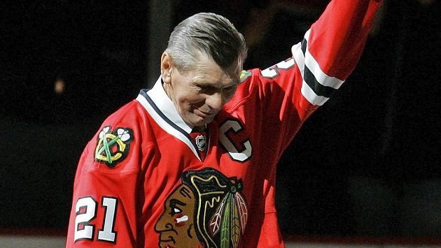 Legendární Stan Mikita v dresu Chicaga na archivním snímku. Legendární Stan Mikita v dresu Chicaga na archivním snímku.