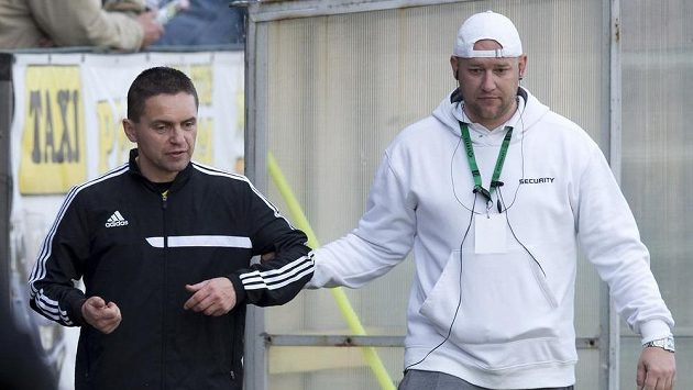 Pořadatel v přestávce vyvádí ze hřiště čtvrtého rozhodčího Marka Pilného (vlevo), který byl při ligovém duelu zřejmě pod vlivem alkoholu. Pořadatel v přestávce vyvádí ze hřiště čtvrtého rozhodčího Marka Pilného (vlevo), který byl při ligovém duelu zřejmě pod vlivem alkoholu.