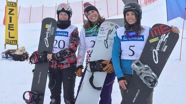 Tři nejlepší z Pitztalu. Vítězná Eva Samková uprostřed, druhá Kanaďanka Zoe Bergermannová (vlevo) a třetí Rakušanka Maria Rambergerová. Tři nejlepší z Pitztalu. Vítězná Eva Samková uprostřed, druhá Kanaďanka Zoe Bergermannová (vlevo) a třetí Rakušanka Maria Rambergerová.