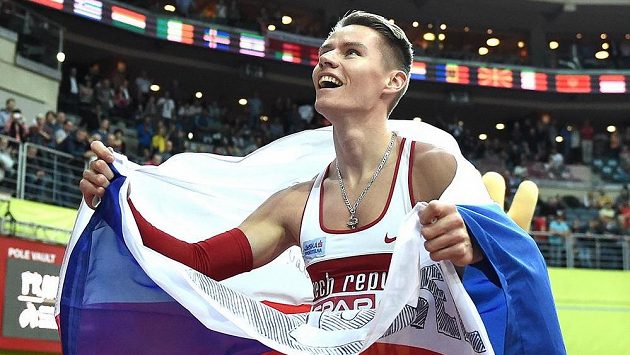 Běžec Pavel Maslák oslavuje ěhem halového mistrovství Evropy v Praze. Běžec Pavel Maslák oslavuje ěhem halového mistrovství Evropy v Praze.