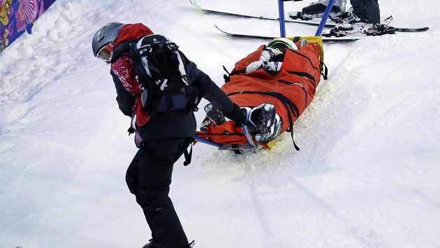 Lyžařku v boulích Heidi Kloserovou odvážejí po tréninku na OH v Soči s vážným zraněním. Lyžařku v boulích Heidi Kloserovou odvážejí po tréninku na OH v Soči s vážným zraněním.