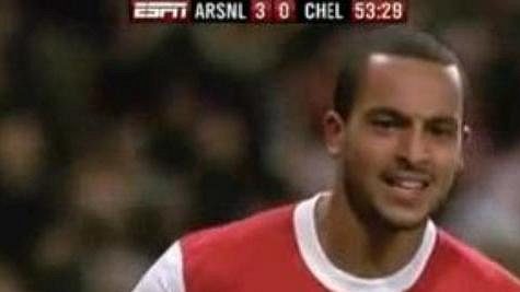 Fotbalista Arsenalu Theo Walcott se raduje z gólu do sítě Chelsea. Fotbalista Arsenalu Theo Walcott se raduje z gólu do sítě Chelsea.