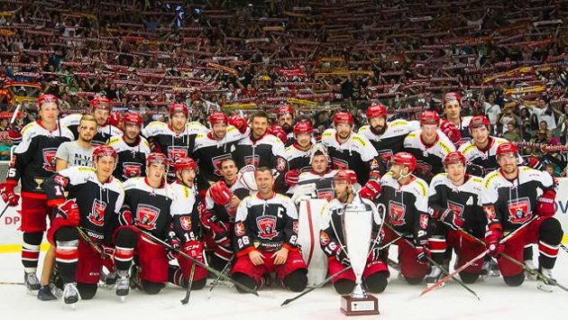 Premiérový Mountfield Cup loni vyhráli hokejisté Hradce Králové. Kdo bude slavit v roce 2017? Premiérový Mountfield Cup loni vyhráli hokejisté Hradce Králové. Kdo bude slavit v roce 2017?