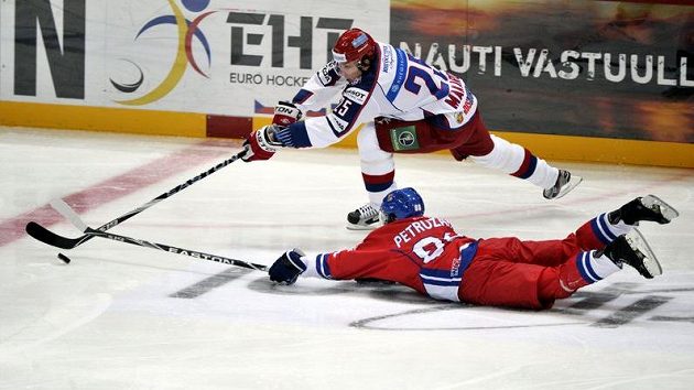 Jakub Petružálek (na ledu) bojuje o puk s ruským hráčem Igorem Makarovem na turnaji Karjala. V neděli se Česko představí proti domácím v Moskvě. Jakub Petružálek (na ledu) bojuje o puk s ruským hráčem Igorem Makarovem na turnaji Karjala. V neděli se Česko představí proti domácím v Moskvě.