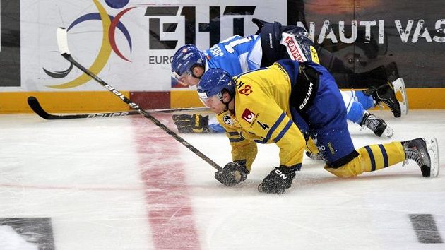 Fin Jesse Joensuu (v modrém) a Švéd Staffan Kronwall na kolenou při závěrečném utkání turnaje Karjala. Fin Jesse Joensuu (v modrém) a Švéd Staffan Kronwall na kolenou při závěrečném utkání turnaje Karjala.