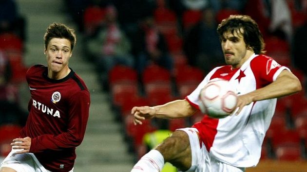 Slavista Krajčík zpracovává míč před Kadlecem ze Sparty. Slavista Krajčík zpracovává míč před Kadlecem ze Sparty.