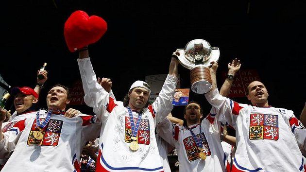 Čeští hokejisté slaví na Staroměstském náměstí Čeští hokejisté slaví na Staroměstském náměstí