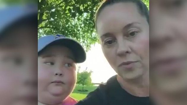 Svoji velkou fanynku na rozhodující zápas o Stanley Cup pozvali sami St. Louis Blues. Video s reakcí na tuto zprávu dojímá fanoušky po celém světě. Svoji velkou fanynku na rozhodující zápas o Stanley Cup pozvali sami St. Louis Blues. Video s reakcí na tuto zprávu dojímá fanoušky po celém světě.