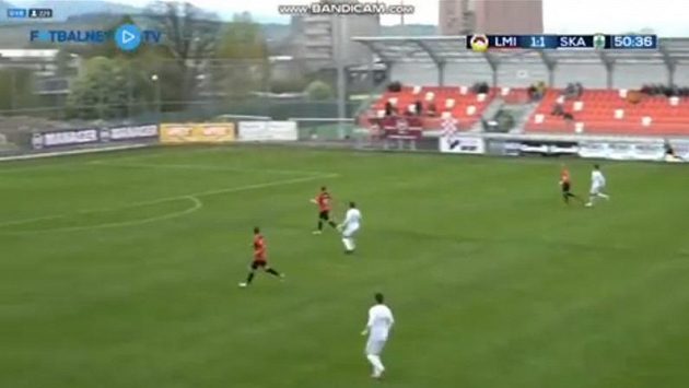 Parádní gól z poloviny hřiště ve 2. slovenské lize. Parádní gól z poloviny hřiště ve 2. slovenské lize.