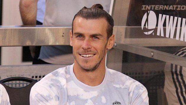 Fotbalista Realu Madrid Gareth Bale sedí na lavičce Bílého baletu během debaklu 3:7 s Atlétikem Madrid. Fotbalista Realu Madrid Gareth Bale sedí na lavičce Bílého baletu během debaklu 3:7 s Atlétikem Madrid.
