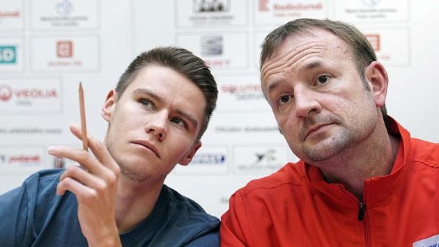 Sprinter Pavel Maslák (vlevo) a šéftrenér Českého atletického svazu Tomáš Dvořák vyhlížejí halový evropský šampionát v Praze. Sprinter Pavel Maslák (vlevo) a šéftrenér Českého atletického svazu Tomáš Dvořák vyhlížejí halový evropský šampionát v Praze.