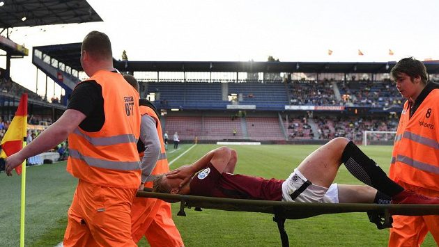 Zraněný Václav Drchal ze Sparty opouští hřiště na nosítkách. Zraněný Václav Drchal ze Sparty opouští hřiště na nosítkách.