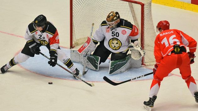 Daniel Rákos (vpravo) z Třince, zleva Lucas Carlsson a brankář Linus Fernström z Brynäs. Daniel Rákos (vpravo) z Třince, zleva Lucas Carlsson a brankář Linus Fernström z Brynäs.