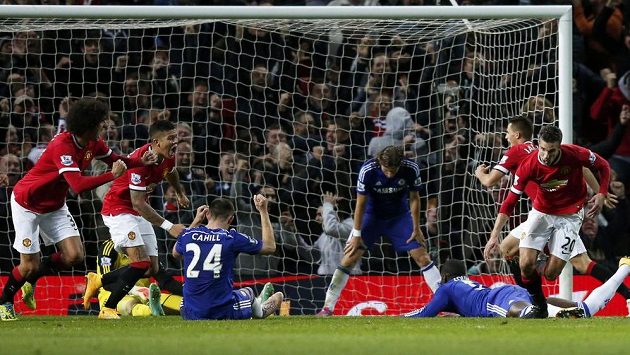 Útočník Manchesteru United Robin van Persie (vpravo) se raduje z vyrovnávací branky proti Chelsea v nastaveném čase. Útočník Manchesteru United Robin van Persie (vpravo) se raduje z vyrovnávací branky proti Chelsea v nastaveném čase.