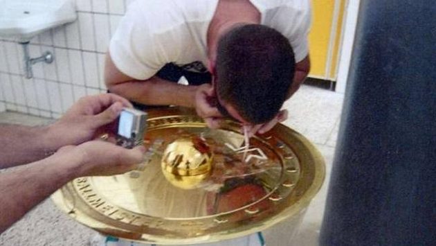 Vrchol drzosti. Fanoušek šňupe kokain přímo z trofeje pro vítěze rakouské ligy. Vrchol drzosti. Fanoušek šňupe kokain přímo z trofeje pro vítěze rakouské ligy.