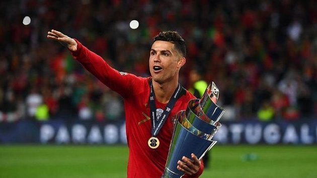 Hvězdný Cristiano Ronaldo s medailí a trofejí pro vítěze Ligy národů. Hvězdný Cristiano Ronaldo s medailí a trofejí pro vítěze Ligy národů.