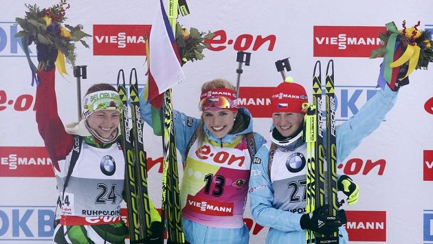 Dvě české biatlonistky obsadily v Ruhpoldingu stupně vítězů - vítězka Gabriela Soukalová (uprostřed) a třetí Veronika Vítková. Druhá skončila Běloruska Darja Domračevová. Dvě české biatlonistky obsadily v Ruhpoldingu stupně vítězů - vítězka Gabriela Soukalová (uprostřed) a třetí Veronika Vítková. Druhá skončila Běloruska Darja Domračevová.