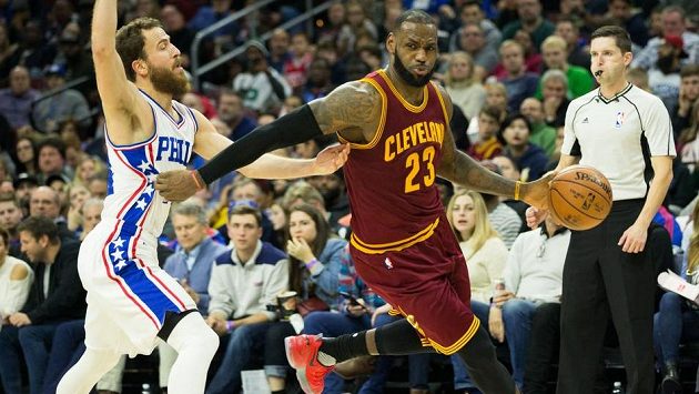 LeBron James z Clevelandu prochází s míčem kolem bránícího Sergia Rodrígueze z Philadelphie. LeBron James z Clevelandu prochází s míčem kolem bránícího Sergia Rodrígueze z Philadelphie.