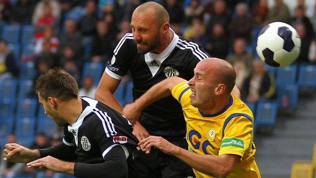 Zleva Michal Klesa a Roman Lengyel z Budějovic v souboji s teplickým Ivem Táborským. Zleva Michal Klesa a Roman Lengyel z Budějovic v souboji s teplickým Ivem Táborským.