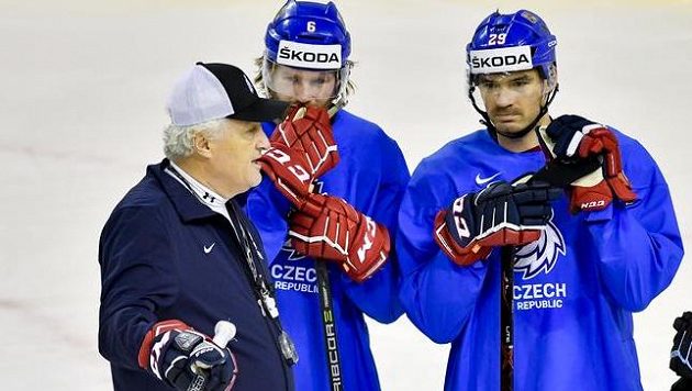 Jan Kolář (vpravo) a další obránce David Musil naslouchají na tréninku národního týmu pokynům kouče Miloše Říhy. Jan Kolář (vpravo) a další obránce David Musil naslouchají na tréninku národního týmu pokynům kouče Miloše Říhy.