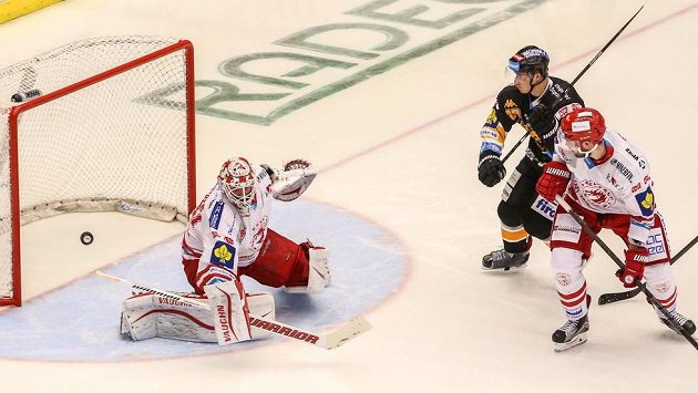 Karel Kubát z Litvínova před třineckým brankářem Šimonem Hrubcem. Karel Kubát z Litvínova před třineckým brankářem Šimonem Hrubcem.