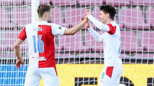 Fotbalisté Slavie Praha Jan Kuchta a Lukáš Masopust oslavují gól na 3:0 Fotbalisté Slavie Praha Jan Kuchta a Lukáš Masopust oslavují gól na 3:0
