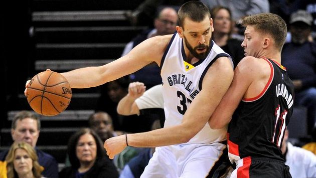 Marc Gasol (vlevo) se snaží přejít přes Meyerse Leonarda z Portlandu. Marc Gasol (vlevo) se snaží přejít přes Meyerse Leonarda z Portlandu.