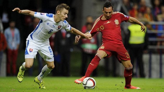 Španěl Santi Cazorla (vpravo) a Slovák Ján Greguš. Španěl Santi Cazorla (vpravo) a Slovák Ján Greguš.