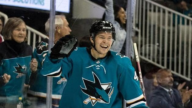 Tomáš Hertl (48) ze San Jose se raduje z gólu proti Montrealu. Tomáš Hertl (48) ze San Jose se raduje z gólu proti Montrealu.