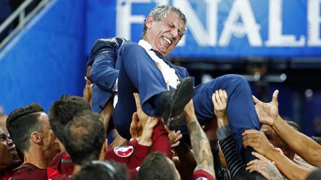 Fernando Santos dovedl Portugalce k senzačnímu premiérovému triumfu na EURO. Fernando Santos dovedl Portugalce k senzačnímu premiérovému triumfu na EURO.