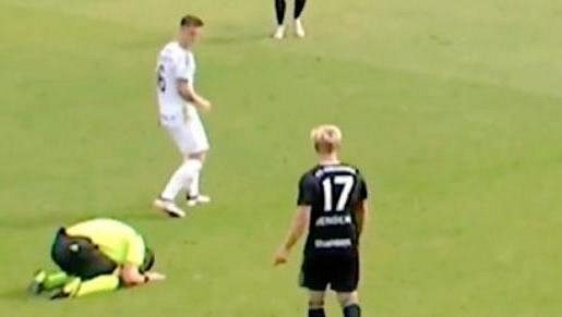 Rozhodčí Nils Heer na kolenou Rozhodčí Nils Heer na kolenou