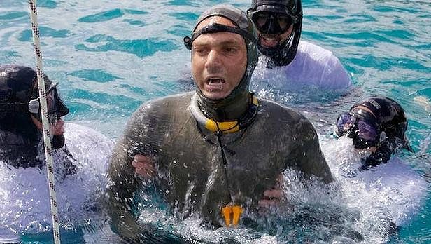 Američan Nick Mevoli při pokusu o rekord na Bahamách zemřel. Američan Nick Mevoli při pokusu o rekord na Bahamách zemřel.