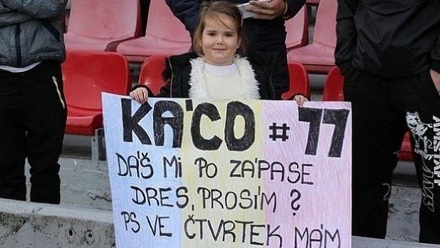 Mladá fanynka si moc přála mít dres Václava Kadlece doma. A tak si o něj napsala. Mladá fanynka si moc přála mít dres Václava Kadlece doma. A tak si o něj napsala.