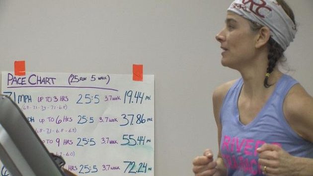 Suzi Swinehartová uběhla za dvanáct hodin na běžeckém pásu 73,3 míle. Zapsala se do Guinessovy knihy rekordů. Suzi Swinehartová uběhla za dvanáct hodin na běžeckém pásu 73,3 míle. Zapsala se do Guinessovy knihy rekordů.