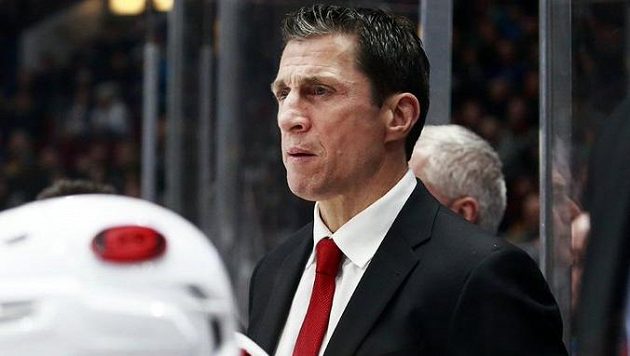 Rod Brind'Amour z Caroliny byl vyhlášen nejlepším trenérem NHL. Rod Brind'Amour z Caroliny byl vyhlášen nejlepším trenérem NHL.